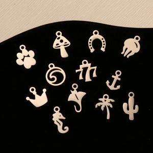 Poliertes Edelstahl-Anhänger-Set mit Meerestieren und Naturmotiven auf Displayboard