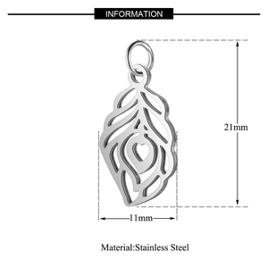 Pendentif plume en acier inoxydable avec motif cœur et dimensions sur fond blanc