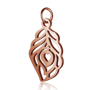 Vue détaillée d'un pendentif plume poli en or rose avec découpe en forme de cœur