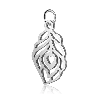 Pendentif plume en acier inoxydable 304L poli avec découpe de cœur sur fond blanc pur