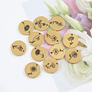 Detail van twaalf gouden ronde bedels van roestvrij staal met fijne bloemgravure