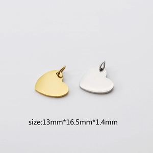 Detailweergave van 13mm hartbedeltjes in goud en zilver met ringetjes voor DIY-sieraden
