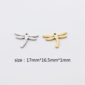 Vue macro de breloques libellules en or et argent avec détails de 17x16,5mm