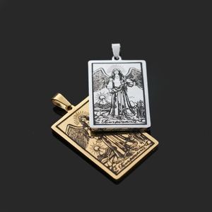 Détail macro des pendentifs tarot Tempérance en or et argent avec gravures d'anges