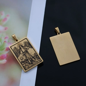 Détail macro du pendentif tarot Temperance plaqué or avec gravure et dos lisse poli