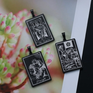 Détails des pendentifs tarot en acier inoxydable noir : L'Empereur, La Force et La Mort