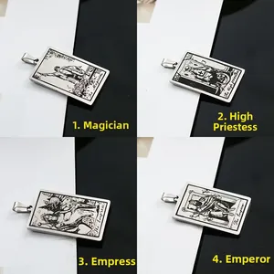 Détail de pendentifs tarot montrant le Bateleur, la Papesse, l'Impératrice et l'Empereur