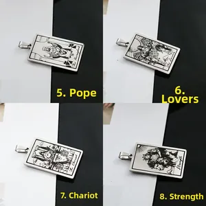 Détails macro des pendentifs de tarot montrant le Hiérophante, Amoureux, Chariot et Force