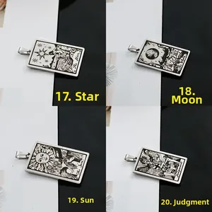 Détail des pendentifs tarot plaqués or 18k montrant les motifs Étoile Lune Soleil