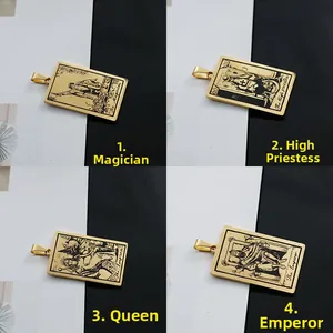 Détails de pendentifs Tarot dorés présentant le Magicien, la Papesse, l'Impératrice et l'Empereur