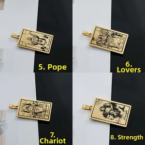 Détail des pendentifs tarot dorés avec Le Pape, L'Amoureux, Le Chariot et La Force
