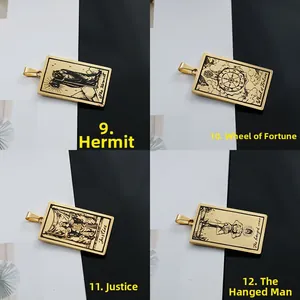 Détails de pendentifs tarot plaqués or 18k avec l'Ermite et la Roue de la Fortune