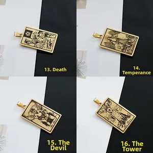 Détails macro des pendentifs de tarot plaqués or 18 carats Mort Tempérance Diable