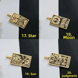 Vues détaillées de pendentifs tarot dorés avec motifs Étoile, Lune, Soleil et Jugement