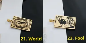 Détail des pendentifs tarot Le Monde et Le Fou en acier inoxydable plaqué or 18 carats