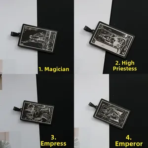 Vue détaillée de quatre pendentifs de tarot noirs: Le Bateleur, La Papesse, L'Impératrice, L'Empereur