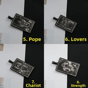 Détails de quatre pendentifs de tarot noirs gravés au laser illustrant l'Amoureux et la Force