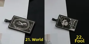 Détail de pendentifs de tarot en acier inoxydable noir avec motifs Le Monde et Le Fou