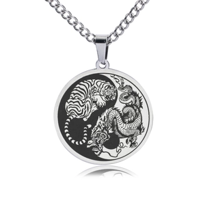 Detailansicht der Drachen- und Tiger-Yin-Yang-Edelstahlkette mit runden Anhängern
