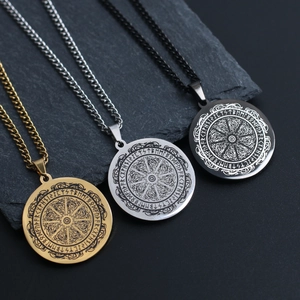 Détail des pendentifs Viking cercle de runes d'Odin en acier or, argent et noir mat