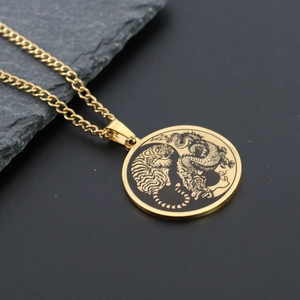 Detailaufnahme von Drachen und Tiger Yin Yang Anhänger mit schwarzem Emaille-Inlay