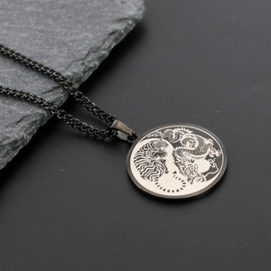 Makroaufnahme der schwarzen Edelstahl-Halskette mit graviertem Drachen-und-Tiger-Yin-Yang-Muster