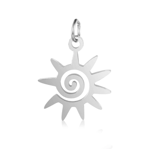 Dettaglio macro del ciondolo a sole in acciaio inossidabile argento con spirale centrale