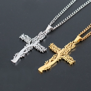 Détail des pendentifs croix arbre de vie en or et argent avec chaînes en acier inoxydable