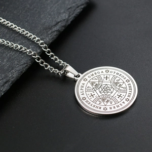 Détail macro du collier amulette ange énochien avec hexagramme et symboles mystiques