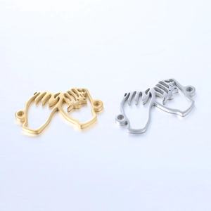 Vue détaillée des breloques main Pinky Swear dorées et argentées pour bijoux DIY