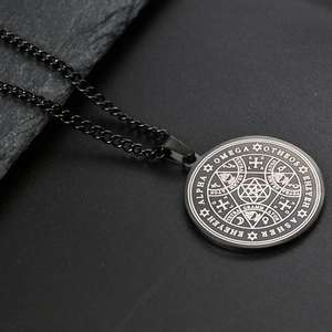 Détail du pendentif talisman énochien en acier noir avec gravure de sceaux magiques