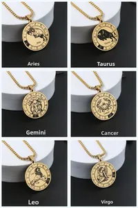 Détail de pendentifs du zodiaque dorés avec gravures fines sur des chaînes à billes