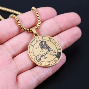 Collier médaille signe astrologique Lion en acier inoxydable doré avec chaîne ronde