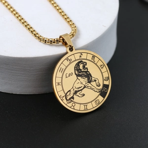 Collier avec pendentif pièce dorée gravé d'un lion Leo pour homme sur un support blanc