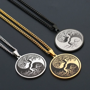 Detailansicht der Lebensbaum- und Yin-Yang-Anhänger in Silber, Gold und Schwarzstahl