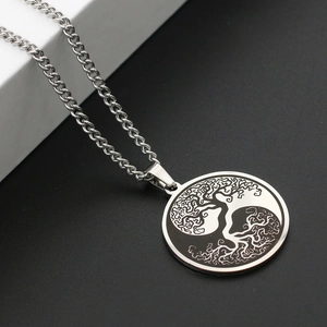Makroaufnahme der Edelstahl-Halskette mit Lebensbaum und Yin-Yang-Anhänger