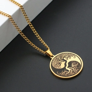 Detail des goldenen Lebensbaum und Yin Yang Anhängers mit schlichter Edelstahlkette