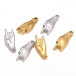 Vue détaillée des pendentifs DIY signe d'amour hip-hop plaqués or et argent brillants