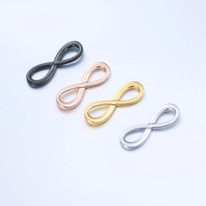 Vue macro de connecteurs de bijoux symbole infini en quatre couleurs métal