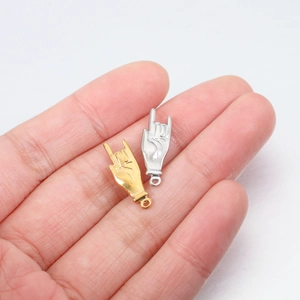 Vue détaillée des pendentifs gestes rock or et argent pour la création de bijoux