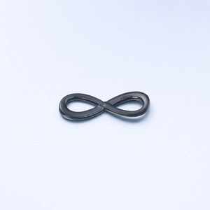 Vue détaillée du connecteur symbole infini noir en acier inoxydable pour bijoux DIY