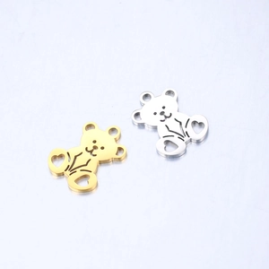 Detail van holle berenhangers in goud en zilver met hartvormige uitsnijdingen in de poot