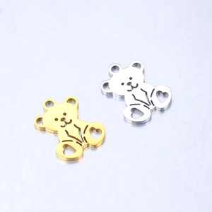 Detailweergave van holle beer hangers in goud en zilver voor DIY sieraden maken
