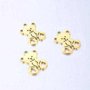 Detailweergave van drie gouden holle teddybeer-hangers voor doe-het-zelf sieraden maken