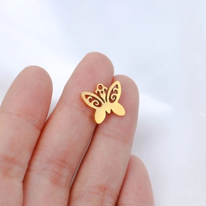 Minimalistischer goldener Schmetterlingsanhänger aus Edelstahl zeigt Details und Größe