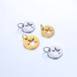 Set de cuatro colgantes de estrella en acero inoxidable pulido en color oro y plata