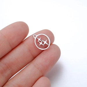 Détail de petits pendentifs en étoile en acier inoxydable pour la création de bijoux DIY