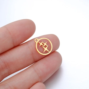 Pendentif étoile circulaire évidé en acier inoxydable tenu pour référence de taille