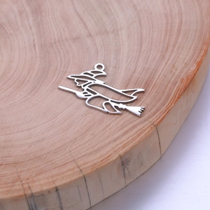 Macro di ciondolo a forma di strega d'argento con dettagli traforati su base in legno