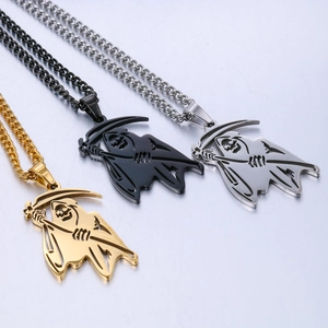 Drei Sensenmann-Halsketten in Gold, Schwarz und Silber mit detailliertem Hohlschliff-Design